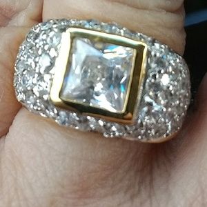 Beautiful ring with clear Swarovski crystal